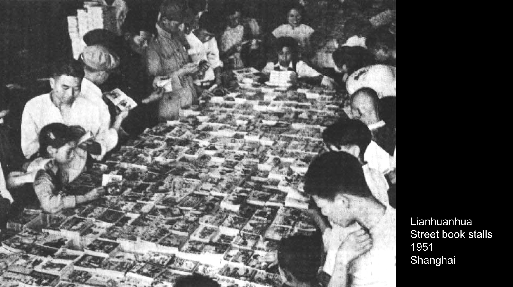 1951 Shanghai street book stall, black-and-white crowd reading lianhuanhua comic booklets, vintage China.